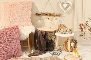 KiK_okragly_stolik_35_x_35_cm_cena_34_99_dekoracja_na_sciane_na_sizalowym_sznurku_cena_12_99 Prosto, praktycznie, przytulnie – 3 sposoby na jesienną aranżację wnętrz