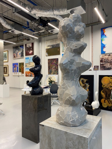 Cykl rzeźb Jana Musiałowskiego "Struktury Energii" we współpracy z Cosentino